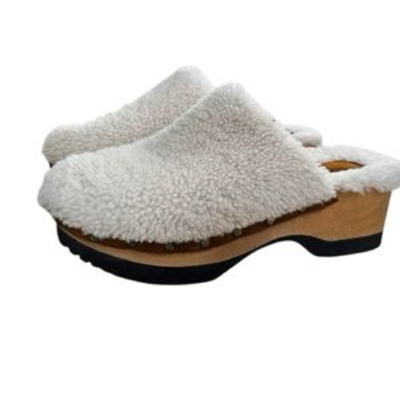 M. Gemi Shoes - NWOT M. Gemi The Greta Shearling Clogs